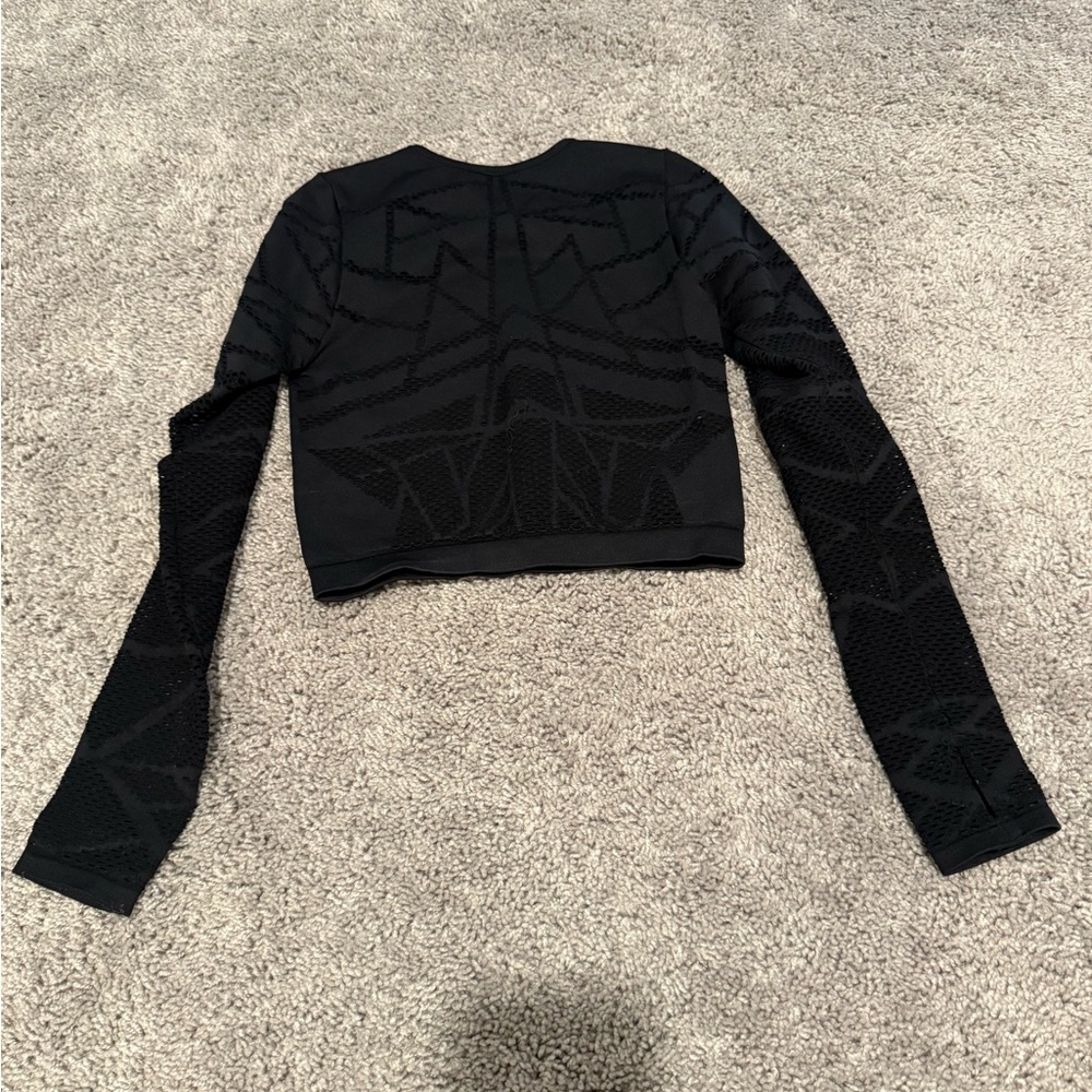Fabletics Black Geometric Long Sleeve Crop Shirt